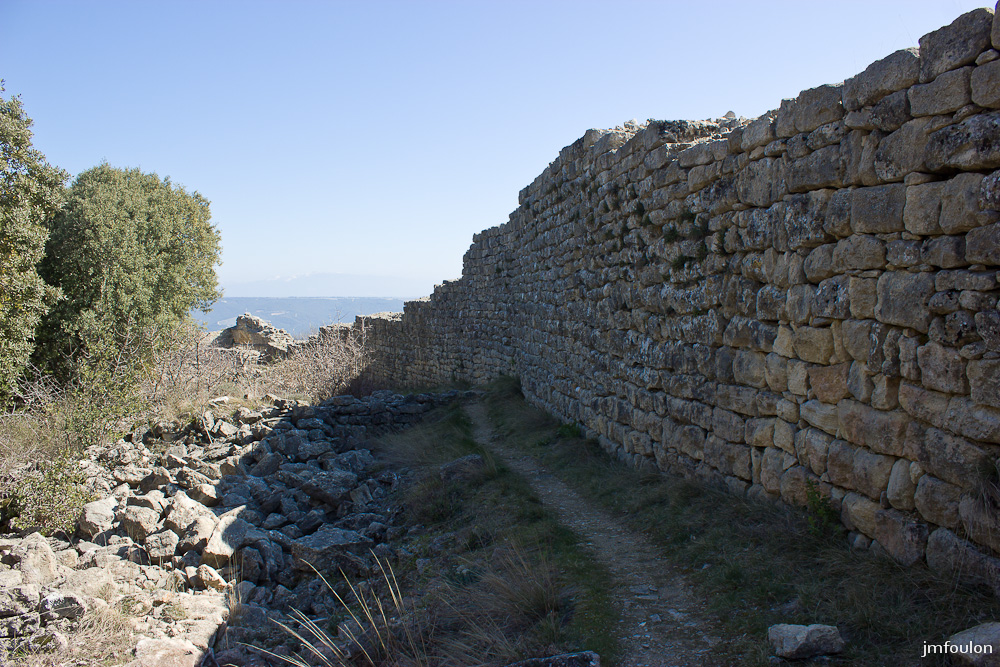 ganagobie-044-2.jpg - L'intégralité du rempart vu de l'intérieur