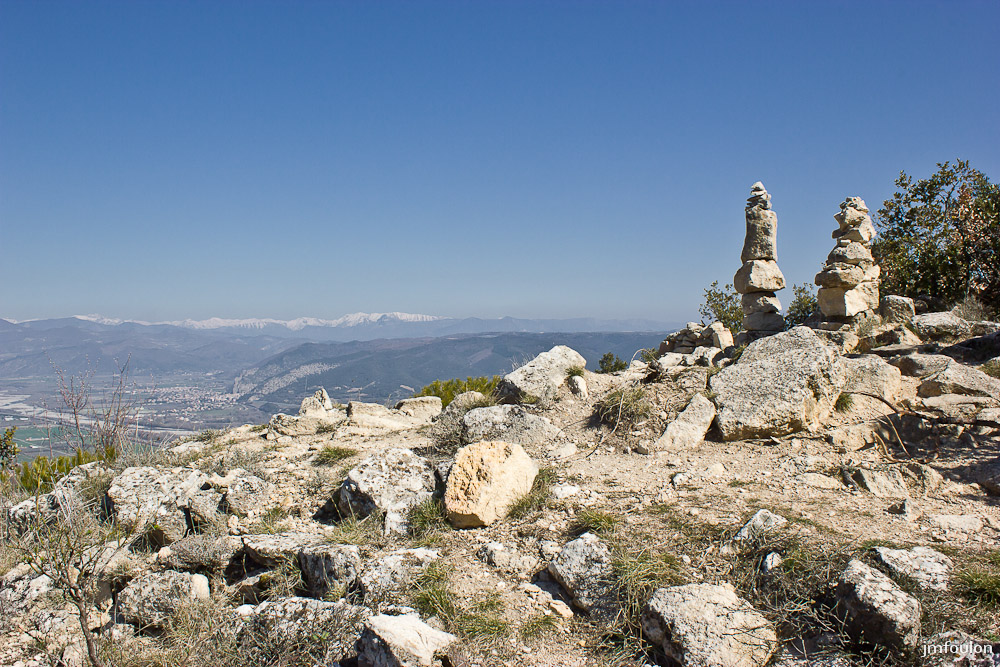 ganagobie-048-2.jpg - Caïrns à l'emplacement de la tour de guet ruinée qui se trouvait ici au Nord du plateau. Le rempart à l'opposé, protégeait le seul accès au village. Le Sud