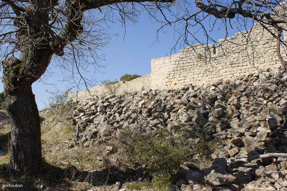ganagobie-051-2.jpg - Dernière vue sur le rempart de Ville Vieille