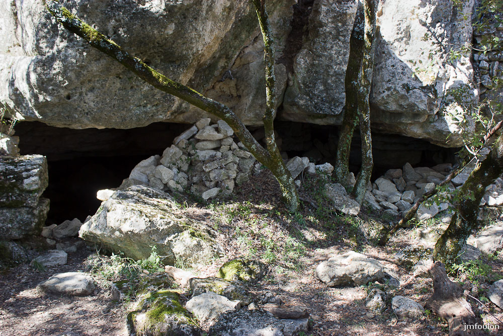 ganagobie-053-2.jpg - Au Nord/Est du plateau se trouve une baume aménagée en abrit (autre vue)