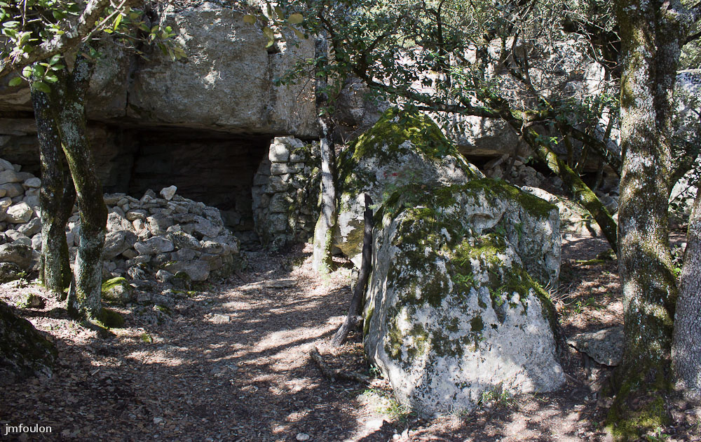 ganagobie-054-2.jpg - Au Nord/Est du plateau se trouve une baume aménagée en abrit (autre vue)