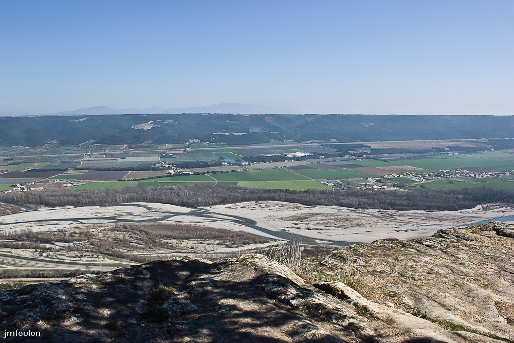 ganagobie-057-2.jpg - Vue vers l'Est. A droite, le village de Dabisse sur la rive gauche de la Durance