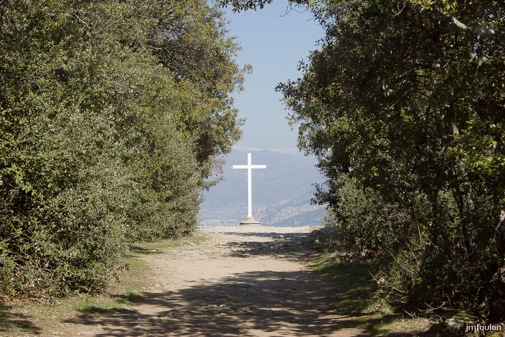 ganagobie-059-2.jpg - L’allée de Forcalquier, autrefois appelée le promenoir parce que les moines s’y promenaient après le repas, mène à une croix blanche dominant un spectaculaire point de vue