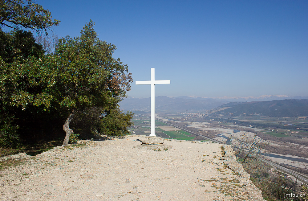 ganagobie-060-2.jpg - L’allée de Forcalquier, autrefois appelée le promenoir parce que les moines s’y promenaient après le repas, mène à une croix blanche dominant un spectaculaire point de vue