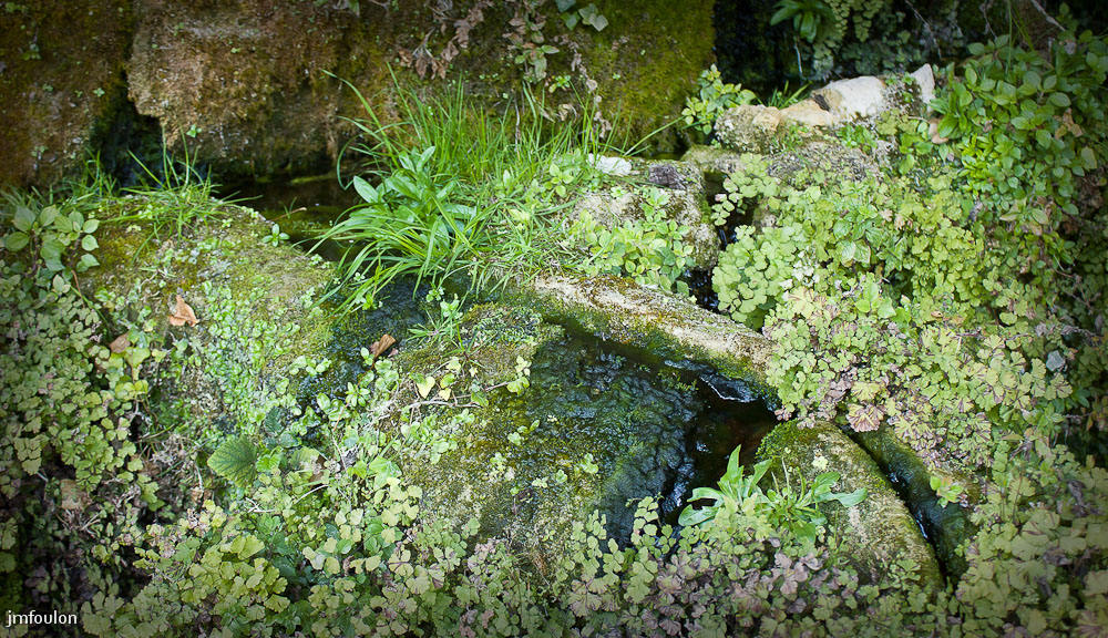 ganagobie-068-2.jpg - L'aiguier, taillé dans la roche