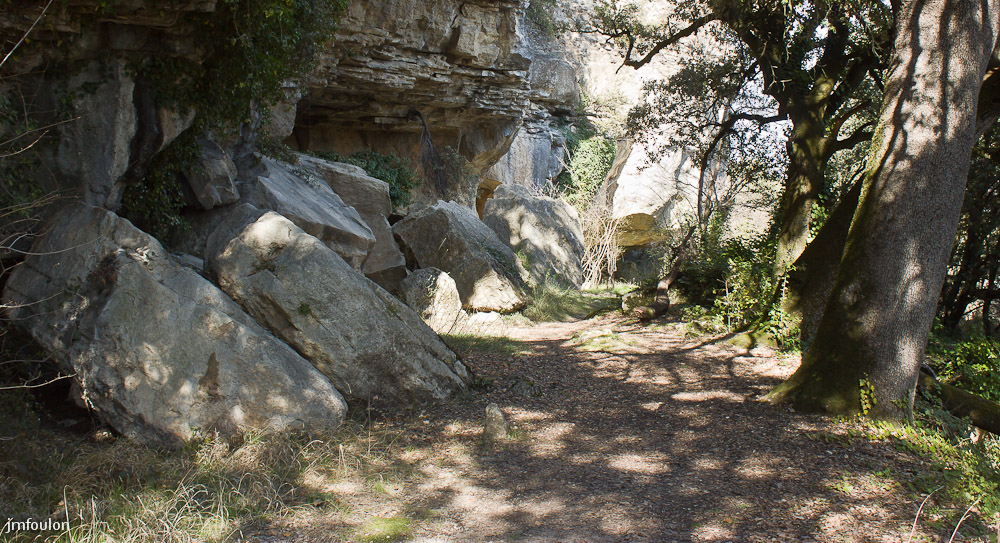 ganagobie-070-2.jpg - Eboulement sous la partie Nord de la baume