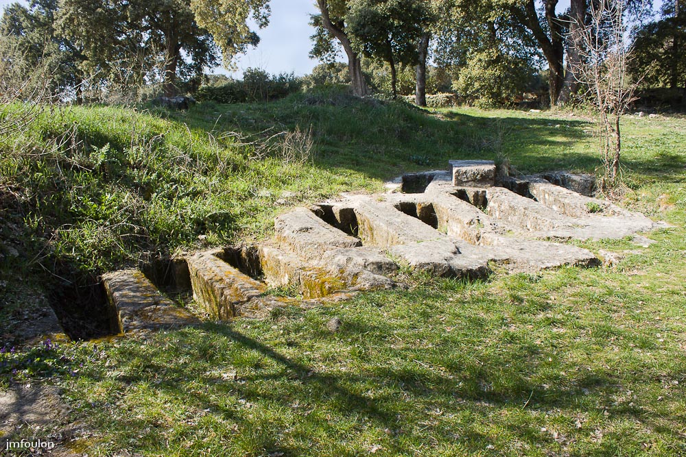 ganagobie-071-2.jpg - En remontant ce chemin caladé, on débouche sur une série de tombes rupestres avec une cavité pour la tête. Une seule dalle de couverture est encore sur le site.