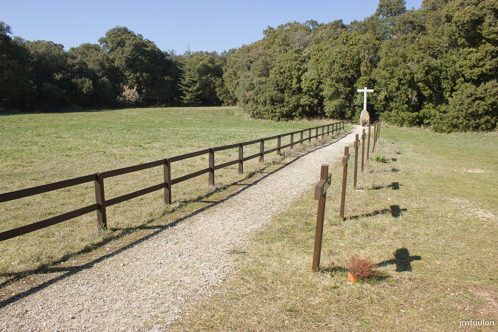 ganagobie-074-2.jpg - Le cimetière actuel des moines du monastère de Ganagobie