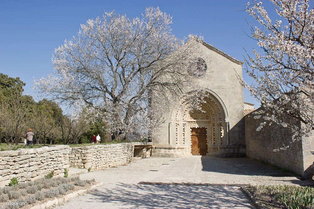 ganagobie-077-2.jpg - Le parvis de l'église du monastère de Ganagobie et son merveilleux portail à festons (autre vue)