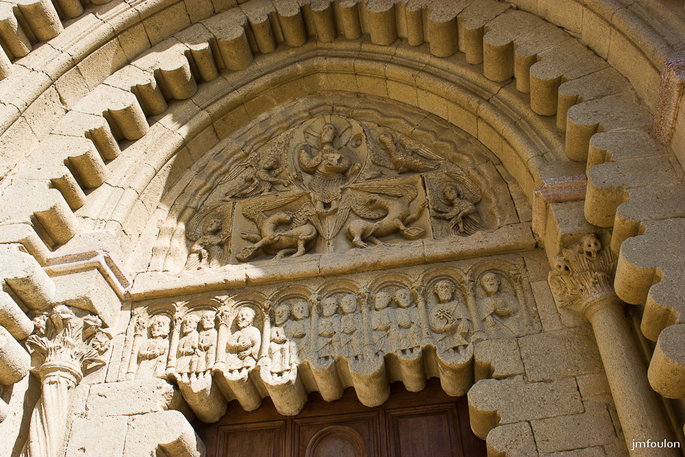 ganagobie-079-2.jpg - Le tympan du portail (pour plus d'informations retourner sur la page dédiée au plateau de Ganagobie)