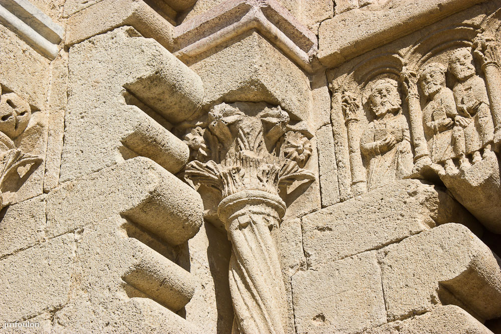ganagobie-082-2.jpg - Un des chapitaux du portail (pour plus d'informations retourner sur la page dédiée au plateau de Ganagobie)