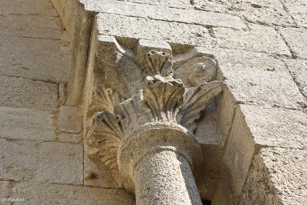 ganagobie-084-2.jpg - Un des chapitaux du portail (pour plus d'informations retourner sur la page dédiée au plateau de Ganagobie)
