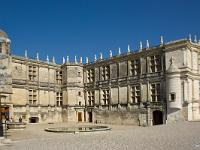 Château de Grignan  Le château et la cour du Puit