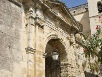Grignan - Collégiale St Sauveur  Le porche menant à la cathédrale Saint-Sauveur.