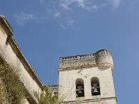 Grignan - Collégiale St Sauveur  Cathédrale Saint-Sauveur - Au dessus on aperçois une partie de ll'esplanade de la cour d'honneur du château.