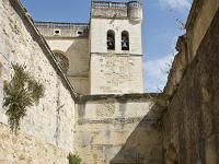 Grignan - Collégiale St Sauveur  Pour se rendre à la collégiale, il faut passer le porche puis monter un escalier qui nous mène sur le parvis.