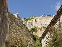 Grignan - Collégiale St Sauveur  Pour se rendre à la collégiale, il faut passer le porche puis monter un escalier qui nous mène sur le parvis.