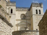 Grignan - Collégiale St Sauveur  Arrivée sur le parvis.