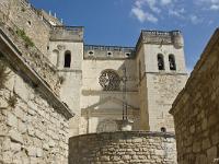 Grignan - Collégiale St Sauveur  Arrivée sur le parvis.