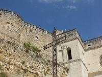 Grignan - Collégiale St Sauveur  La collégiale est adossée aux murs du château.