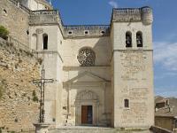 Grignan - Collégiale St Sauveur  Entrée monumentale de la collégiale surmontée d'une rosace.