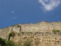 Grignan - Collégiale St Sauveur  Murs Sud du château. Vestiges du château médiéval. La balustrade date de 1680.