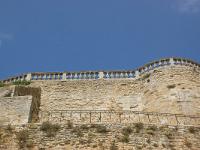 Grignan - Collégiale St Sauveur  Murs Sud du château. Vestiges du château médiéval.  La balustrade date de 1680.
