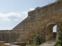 Grignan - Collégiale St Sauveur  Passage menant à un sentier qui longe le rempart jusqu'au Châtelet d'entrée du château.