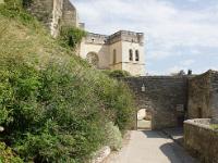 Grignan - Collégiale St Sauveur  Passage menant à un sentier qui longe le rempart du Châtelet d'entrée du château à la collégiale.