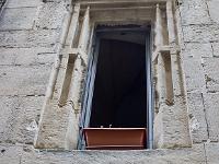 Grignan (Drôme)  Au dessus, une fenêtre elle aussi finement ouvragée.