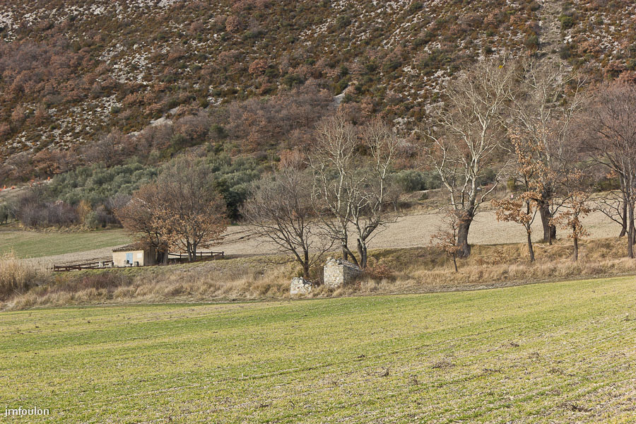 cabanon-arene-001-2.jpg - Sisteron - Les Houlettes. A gauche, le bastidon de la Cigalière ou bastidon de Paul Arène.