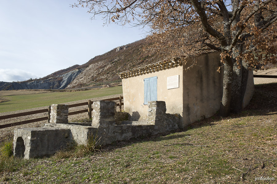 cabanon-arene-003-2.jpg - Bastidon de la Cigalière ou bastidon de Paul Arène. Sous celui-ci coule la source. Elle alimente le bassin et poursuit sa route.