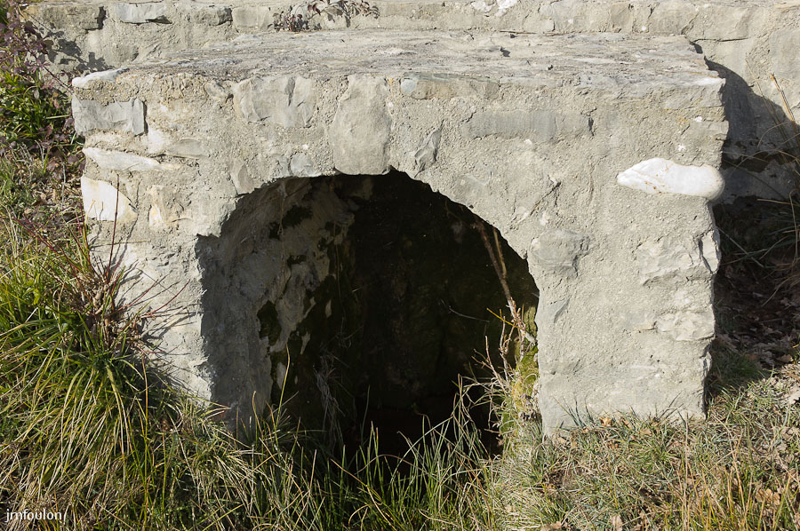 cabanon-arene-005-2.jpg - Bastidon de la Cigalière ou bastidon de Paul Arène.. La surverse de la source s'écoule tranquillement  vers le Jabron qu'elle rejoindra ...