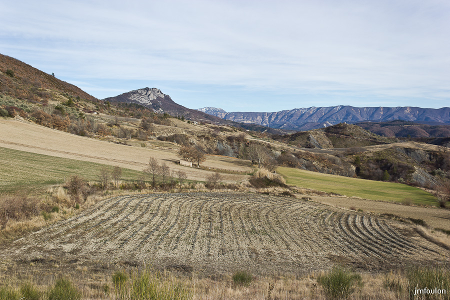 cabanon-arene-010-2.jpg - Nous montons maintenant vers Bois de Buche. Au second plan à gauche: La Baume (1147 m). Au loin: Le masif des Monges ( 2115 m) les crêtes de Vaumuse ( 1435 m au sommet).