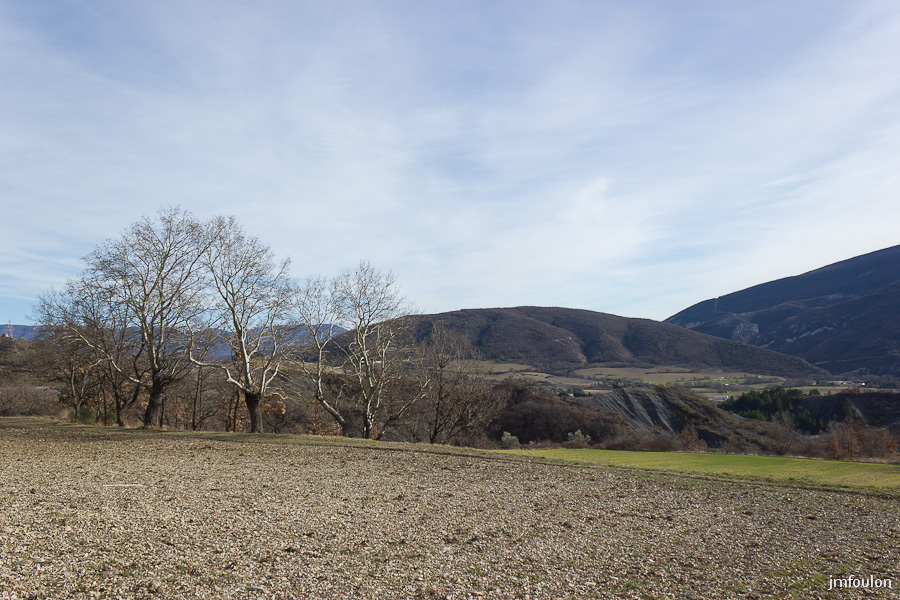 houlette-pays-004-2.jpg - Au centre au second plan, Montgervis (752 m). A droite au loin le départ (Est) des crêtes de Chapage. Entre les deux, le Jabron ...