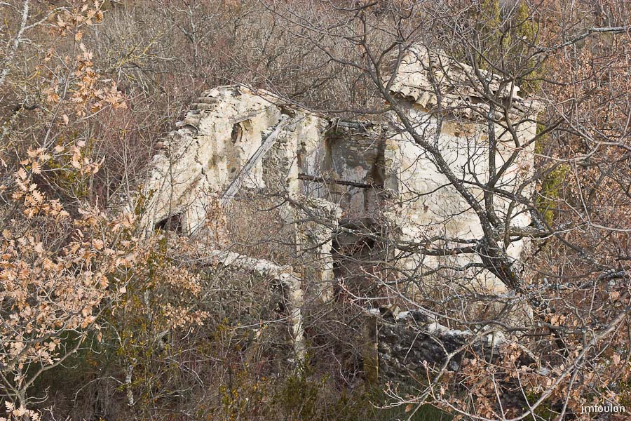 ruine-9-1-2.jpg - Belle ruine dans le bas des Houlettes vers les Eygatières.