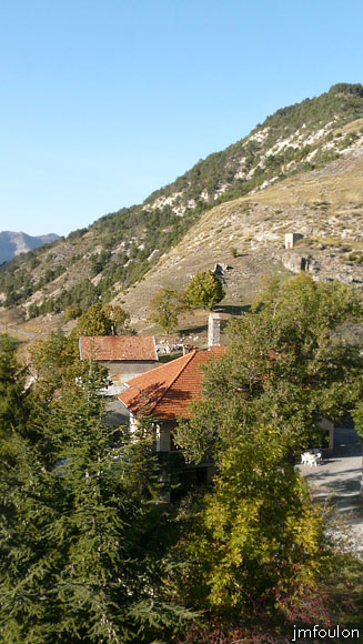 astoin-02web.jpg - Astoin et la Bélane (1374 m). C'est sur ce flanc de montagne que se trouvait le village moyen-âgeux