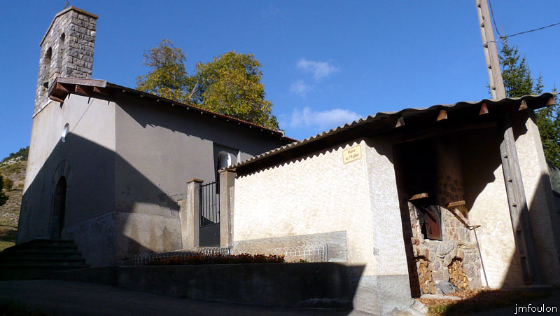 astoin-10web.jpg - Entre l'église et le cimetière se trouve un four à pain en activité