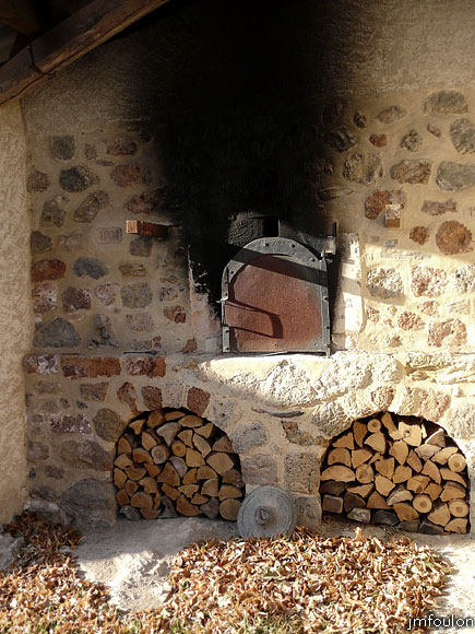 astoin-11web.jpg - La porte du four et la réserve de bois