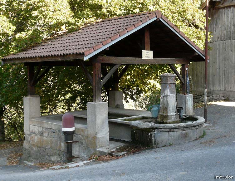 astoin-12web.jpg - Une peu plus à l'Est se trouve la place de la fontaine