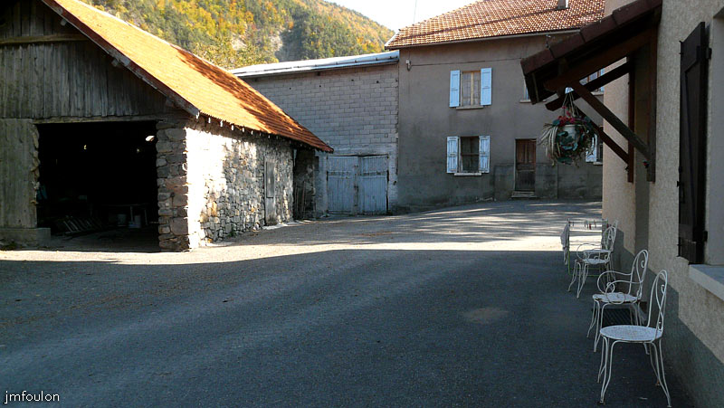 astoin-14web.jpg - La place de la Fontaine (vue vers le Sud)