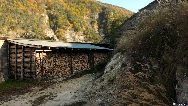 astoin-16web.jpg - Réserve de bois. Ici, les hivers sont rudes !