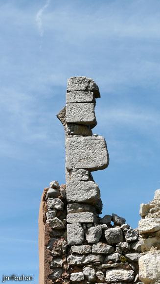bastide-monges-10web.jpg - Ces pierres d'angles sont toujours debout. On remarque sur les troisième et quatrième pierres en partant du haut un départ d'arc à gauche