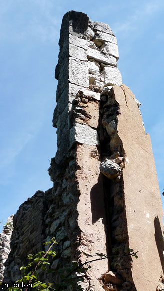 bastide-monges-19web.jpg - Vue sur la colonne de pierres de taille vue précédemment. Il reste une partie de l'enduit de plâtre rose connu pour être très résistant, y compris en extérieur