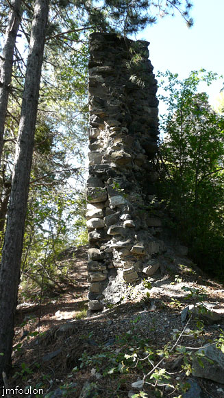 chateau-venterol-04cweb.jpg - Le mur Sud. Ici au niveau de sa jonction avec le mur Est qui n'éxiste plus. Le mur fait  1,50 m d'épaisseur