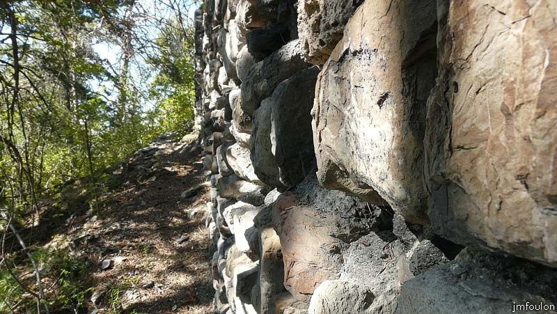 chateau-venterol-05web.jpg - La base du mur Sud (vue vers l'Ouest)