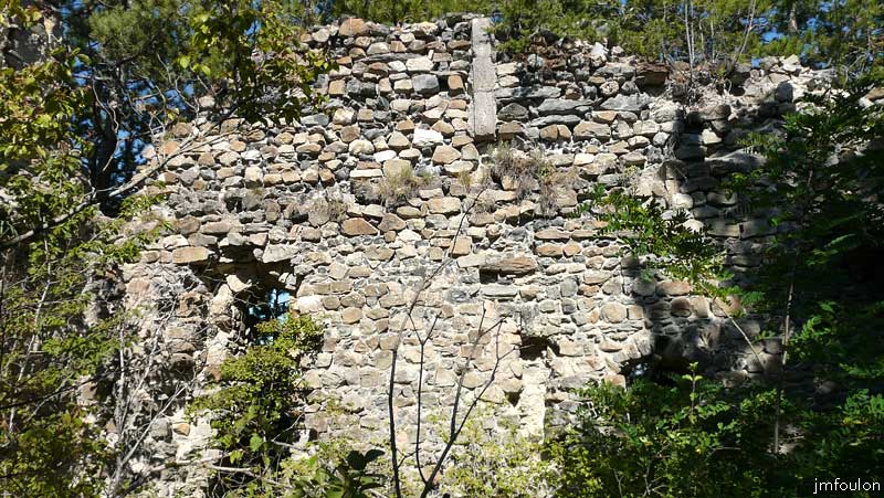 chateau-venterol-09web.jpg - Intérieur du mur Nord vu depuis une brêche dans le mur Sud. On voit ici à gauche une grande et étroite ouverture, une autre plus large vers la droite et trois pierres de tailles en haut au centre.