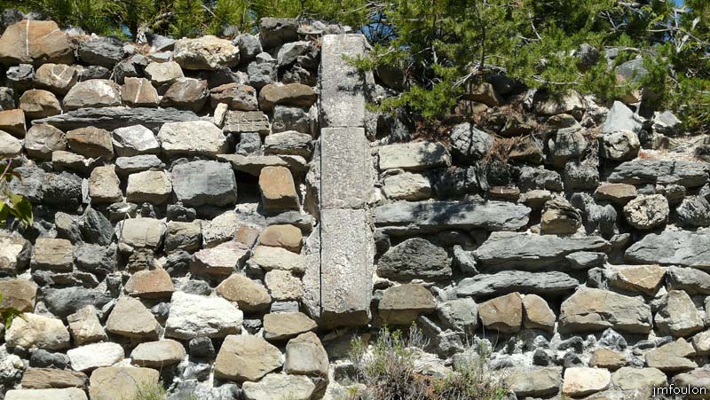 chateau-venterol-10web.jpg - Zoom sur les trois pierres de tailles
