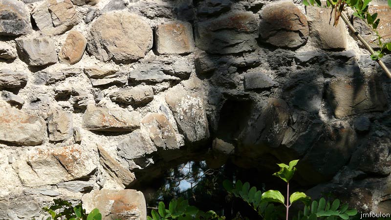 chateau-venterol-11web.jpg - Zoom sur l'ouverture de droite et son arc