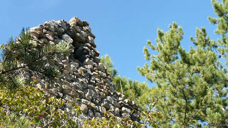 chateau-venterol-14web.jpg - Le mur Ouest vu de l'intérieur